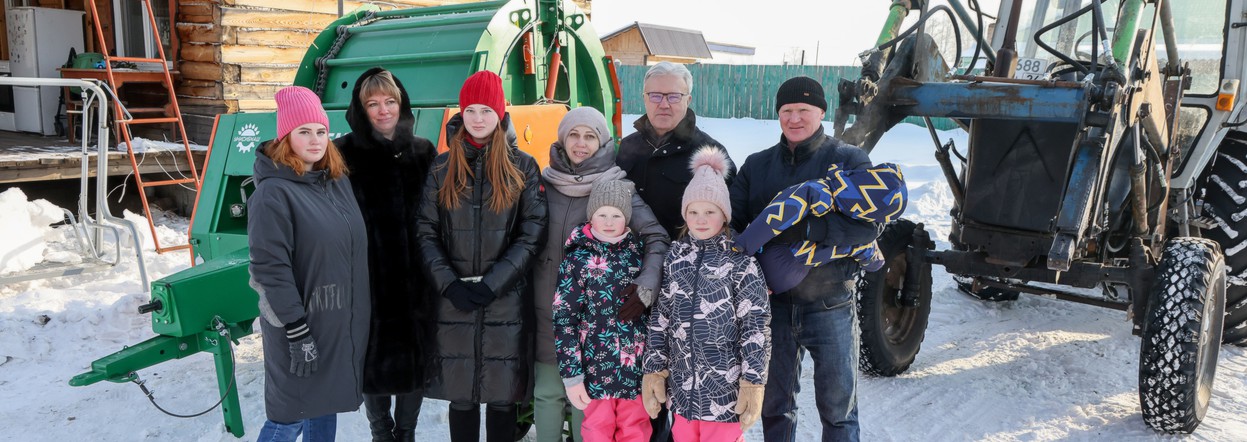 Многодетная семья в Красноярском крае получила технику для развития домашней фермы