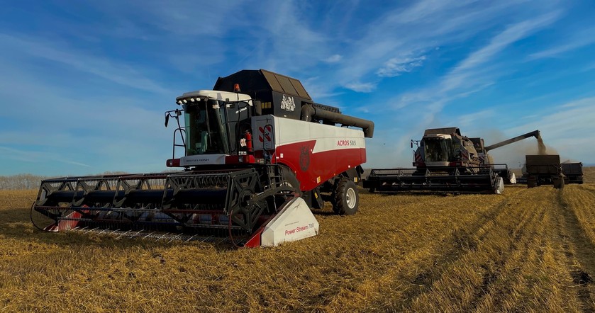 В сложных погодных условиях земледельцы Красноярского края собрали два миллиона тонн зерна