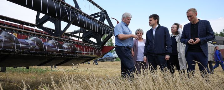 Михаил Котюков оценил ход уборочной кампании в Краснотуранском районе